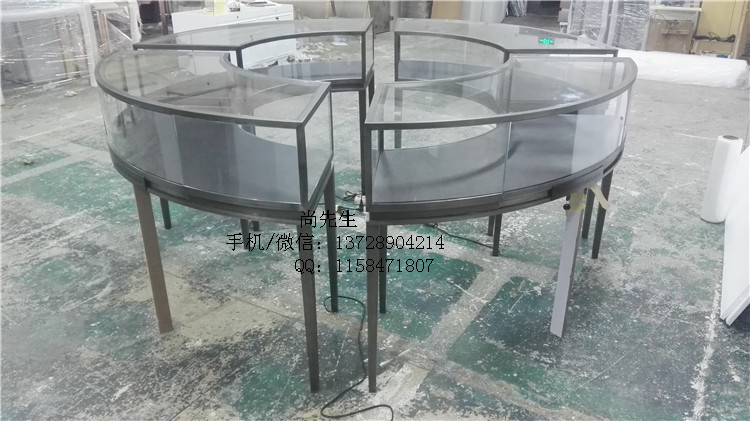 弧形珠寶展示柜.jpg