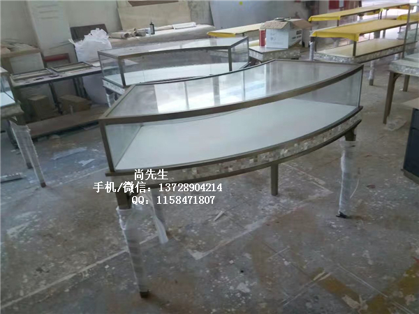 弧形珠寶柜臺(tái).jpg