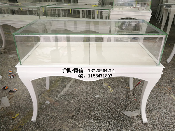 白色烤漆珠寶展示柜.jpg