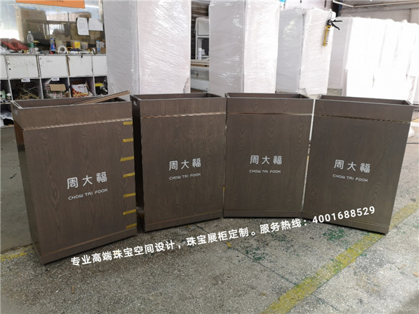 周大福珠寶展柜.jpg