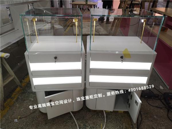 銀飾品展柜.jpg