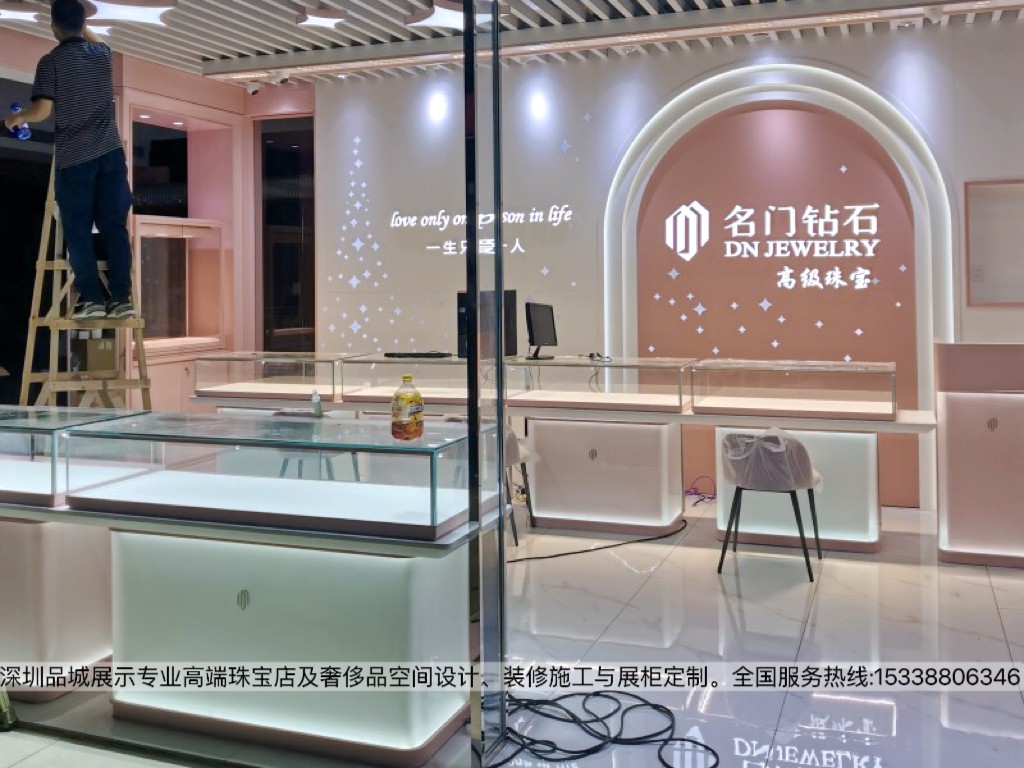 深圳品誠展示設(shè)計(jì)名門鉆石珠寶店展柜設(shè)計(jì)效果圖1.jpg