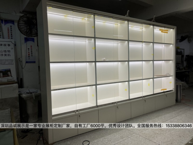 深圳品誠展示奢侈品展柜設計效果.jpg