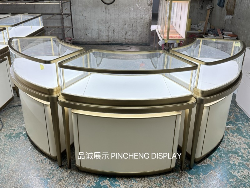 珠寶展柜定做效果，深圳品誠展示.jpg